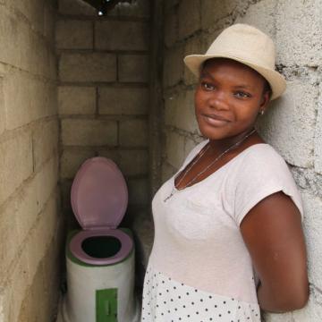 EkoLakay customer & toilet