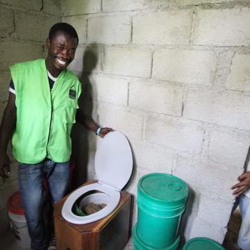 EkoLakay customer & toilet