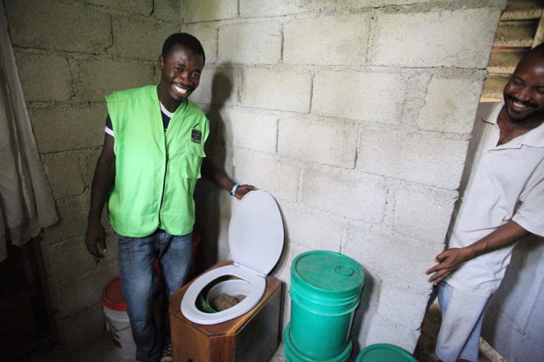 EkoLakay customer & toilet